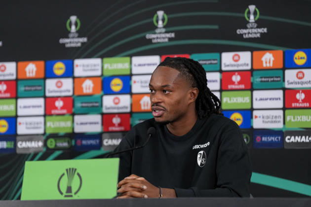 Jordy Makengo (SC Freiburg, 33) bei der PK, Pressekonferenz , Monaco, Fussball, UEFA Conference League, 2. Spieltag, Ligaphase , 2026 2027, AS Monaco vs. SC Freiburg, 21.10.2026, Stade Louis II, Monaco Monaco Stade Louis II Fontvieille Monaco Copyright: xArnexAmbergx