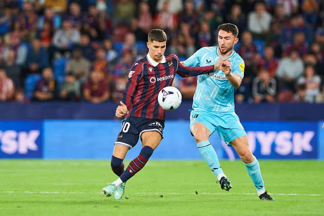 Petar Ratkov (Levante UD) and Aymeric Laporte (Athletic Club) during the LaLiga EA Sports match between Levante UD and Athletic Club at Estadi Ciutat de València on October 21, 2026 in Valencia, Spain. -