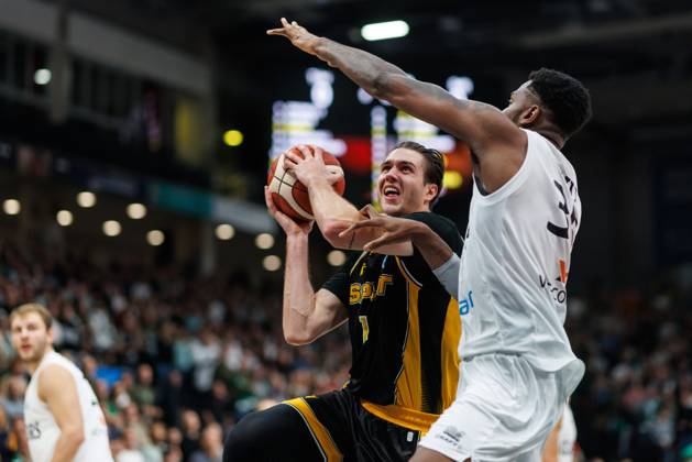 Darko Bajo (KK Croatia Split) im Zweikampf mit Ejiofor Onu (Gladiators Trier), Aktion Action Vet Concept Gladiators Trier vs KK Split, Basketball, FIBA Europe Cup, 3. Spieltag, Saison 2026 2027, 21.10.2026 Vet Concept Gladiators Trier vs KK Split, Basketball, FIBA Europe Cup, 3. Spieltag, Saison 2026 2027, 21.10.2026 Copyright: xEibnerxPressefotox EP_ANS