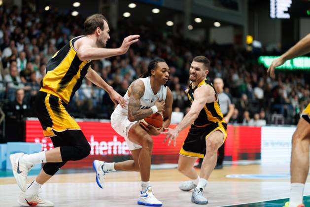 Austin Crowley (Gladiators Trier), im Zweikampf mit Mindaugas Kacinas (KK Croatia Split) und Tonko Vuko (KK Croatia Split), Aktion Action Vet Concept Gladiators Trier vs KK Split, Basketball, FIBA Europe Cup, 3. Spieltag, Saison 2026 2027, 21.10.2026 Vet Concept Gladiators Trier vs KK Split, Basketball, FIBA Europe Cup, 3. Spieltag, Saison 2026 2027, 21.10.2026 Copyright: xEibnerxPressefotox EP_ANS