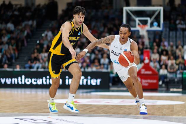 Terrell Harris (Gladiators Trier) im Zweikampf mit Benedict Turudic (KK Croatia Split), Aktion Action Vet Concept Gladiators Trier vs KK Split, Basketball, FIBA Europe Cup, 3. Spieltag, Saison 2026 2027, 21.10.2026 Vet Concept Gladiators Trier vs KK Split, Basketball, FIBA Europe Cup, 3. Spieltag, Saison 2026 2027, 21.10.2026 Copyright: xEibnerxPressefotox EP_ANS