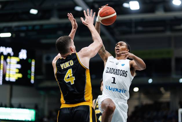Austin Crowley (Gladiators Trier) im Zweikampf mit Tonko Vuko (KK Croatia Split), Aktion Action Vet Concept Gladiators Trier vs KK Split, Basketball, FIBA Europe Cup, 3. Spieltag, Saison 2026 2027, 21.10.2026 Vet Concept Gladiators Trier vs KK Split, Basketball, FIBA Europe Cup, 3. Spieltag, Saison 2026 2027, 21.10.2026 Copyright: xEibnerxPressefotox EP_ANS