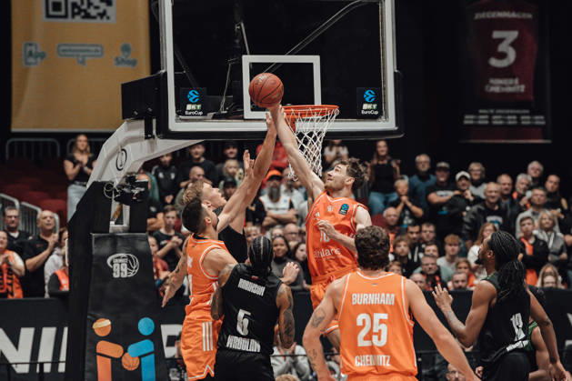 4. Spieltag des Basketball Eurocup Niners Chemnitz -Slask Wroclaw 21.10.2026 ab 19:00 Uhr Chemnitz, Chemnitz Arena Im Foto: 25 Ben Burnham, 90 Jannis von Seckendorf, 05 Devin Robinson, 90 Jannis von Seckendorf,21 Mateo Seric 4. Spieltag des Basketball Eurocup Niners Chemnitz -Slask Wroclaw Chemnitz Sachsen Deutschland Copyright: xEHLxMedia MichelxKöhlerx 20262110-Niners-Chemnitz-Slask-Wroclaw-014
