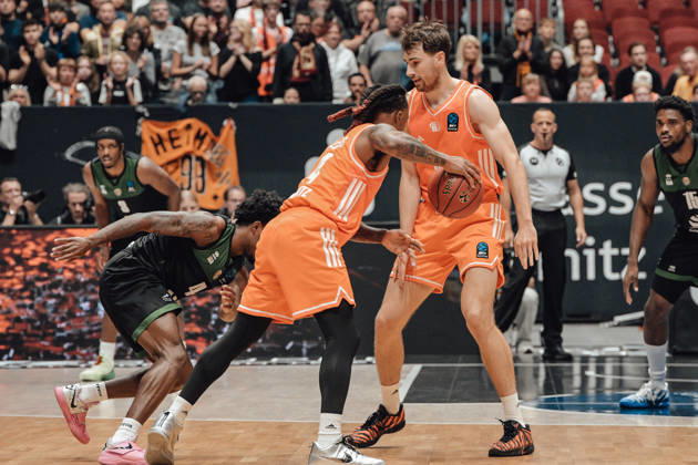 4. Spieltag des Basketball Eurocup Niners Chemnitz -Slask Wroclaw 21.10.2026 ab 19:00 Uhr Chemnitz, Chemnitz Arena Im Foto:24 Cobe Williams, 90 Jannis von Seckendorf 4. Spieltag des Basketball Eurocup Niners Chemnitz -Slask Wroclaw Chemnitz Sachsen Deutschland Copyright: xEHLxMedia MichelxKöhlerx 20262110-Niners-Chemnitz-Slask-Wroclaw-015
