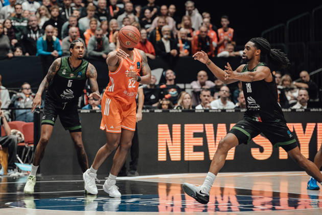 4. Spieltag des Basketball Eurocup Niners Chemnitz -Slask Wroclaw 21.10.2026 ab 19:00 Uhr Chemnitz, Chemnitz Arena Im Foto:22 Nighaeal Ceaser, 06 Yohan Choupas, 13 Isaiah Moore 4. Spieltag des Basketball Eurocup Niners Chemnitz -Slask Wroclaw Chemnitz Sachsen Deutschland Copyright: xEHLxMedia MichelxKöhlerx 20262110-Niners-Chemnitz-Slask-Wroclaw-031