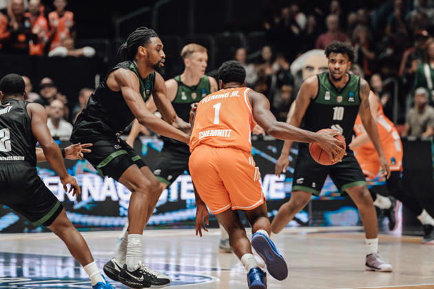 4. Spieltag des Basketball Eurocup Niners Chemnitz -Slask Wroclaw 21.10.2026 ab 19:00 Uhr Chemnitz, Chemnitz Arena Im Foto: 01 Phlandrous Fleming JR, 10 Paul Scruggs, 02 Anthonny Hickey 4. Spieltag des Basketball Eurocup Niners Chemnitz -Slask Wroclaw Chemnitz Sachsen Deutschland Copyright: xEHLxMedia MichelxKöhlerx 20262110-Niners-Chemnitz-Slask-Wroclaw-032
