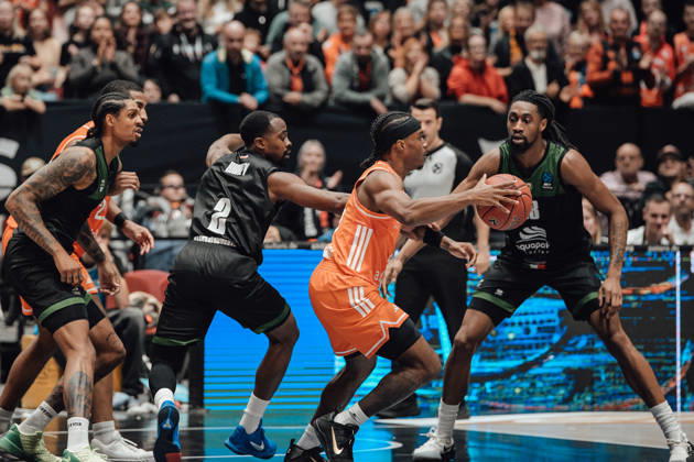 4. Spieltag des Basketball Eurocup Niners Chemnitz -Slask Wroclaw 21.10.2026 ab 19:00 Uhr Chemnitz, Chemnitz Arena Im Foto:02 Stefan Smith, 02 Anthonny Hickey 4. Spieltag des Basketball Eurocup Niners Chemnitz -Slask Wroclaw Chemnitz Sachsen Deutschland Copyright: xEHLxMedia MichelxKöhlerx 20262110-Niners-Chemnitz-Slask-Wroclaw-033