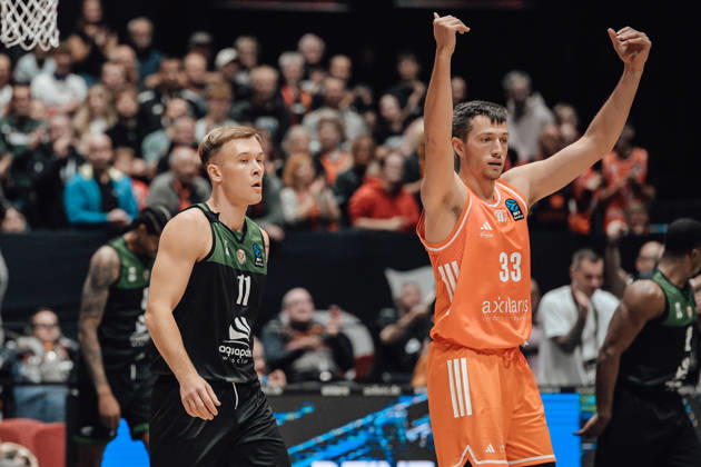 4. Spieltag des Basketball Eurocup Niners Chemnitz -Slask Wroclaw 21.10.2026 ab 19:00 Uhr Chemnitz, Chemnitz Arena Im Foto:11 Blazej Kulikowski, 33 Rayn Mikesell 4. Spieltag des Basketball Eurocup Niners Chemnitz -Slask Wroclaw Chemnitz Sachsen Deutschland Copyright: xEHLxMedia MichelxKöhlerx 20262110-Niners-Chemnitz-Slask-Wroclaw-036