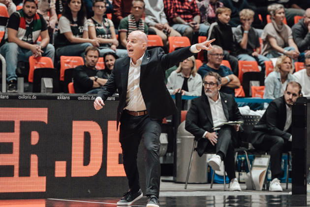 4. Spieltag des Basketball Eurocup Niners Chemnitz -Slask Wroclaw 21.10.2026 ab 19:00 Uhr Chemnitz, Chemnitz Arena Im Foto:Head Couch Danny Franco 4. Spieltag des Basketball Eurocup Niners Chemnitz -Slask Wroclaw Chemnitz Sachsen Deutschland Copyright: xEHLxMedia MichelxKöhlerx 20262110-Niners-Chemnitz-Slask-Wroclaw-040