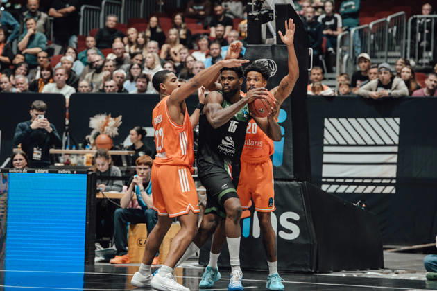 4. Spieltag des Basketball Eurocup Niners Chemnitz -Slask Wroclaw 21.10.2026 ab 19:00 Uhr Chemnitz, Chemnitz Arena Im Foto:02 Stefan Smith, 20 Urald King, 15 John Egbunu 4. Spieltag des Basketball Eurocup Niners Chemnitz -Slask Wroclaw Chemnitz Sachsen Deutschland Copyright: xEHLxMedia MichelxKöhlerx 20262110-Niners-Chemnitz-Slask-Wroclaw-048