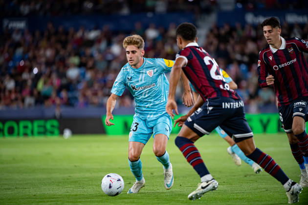 October 21, 2026, Valencia, Valencia, Spain: ROBERT NAVARRO of Athletic Club (23) in action during the LaLiga EA Sports, match between Levante UD and Athletic Club at Ciutat de Valencia stadium Valencia Spain - ZUMAs385 20261021_zsp_s385_008 Copyright: xLeopoldxSoglox