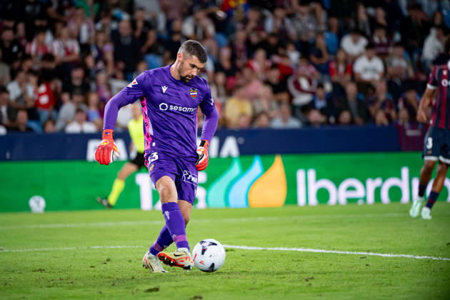 October 21, 2026, Valencia, Valencia, Spain: MATHEW RYAN of Levante UD shoot the ball during the LaLiga EA Sports, match between Levante UD and Athletic Club at Ciutat de Valencia stadium Valencia Spain - ZUMAs385 20261021_zsp_s385_010 Copyright: xLeopoldxSoglox