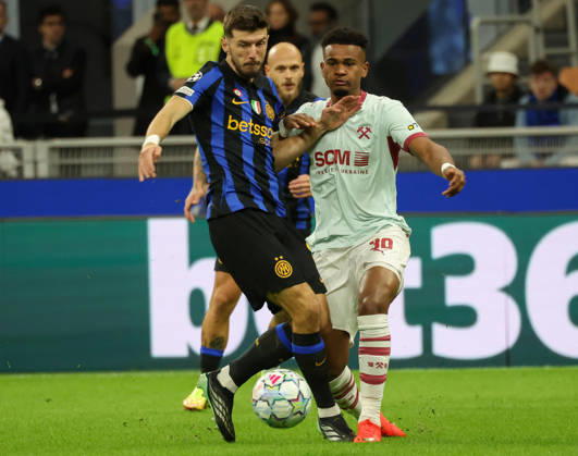 October 21, 2026, Milan: FC Inter Milan s mildfielder Petar Sucic in action against FC Shakhtar Donetsk s forward Alisson Santana during the UEFA Champions League soccer match between FC Inter Milan and FC Shakhtar Donetsk at Giuseppe Meazza stadium in Milan, 21 October 2026. ANSA MATTEO BAZZI. UEFA Champions League; FC Inter Milan Vs FC Shakhtar Donetsk  - ZUMAa110 20261021_zaf_a110_059 Copyright: xMatteoxBazzix
