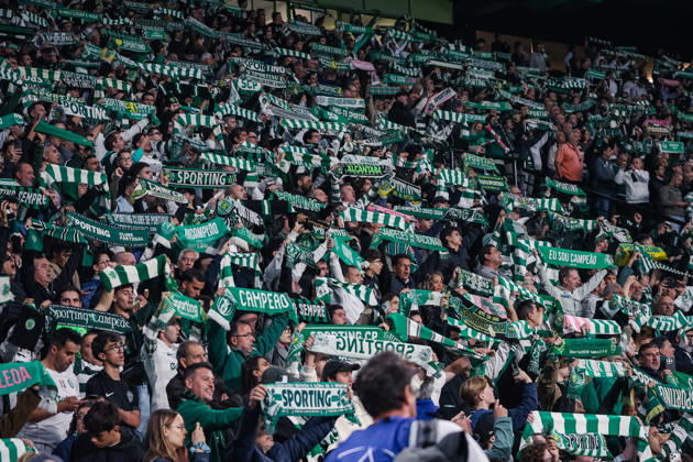 SOCCER - UEFA CL, Sporting vs LASK LISBON,PORTUGAL,21.OCT.26 - SOCCER - UEFA Champions League, Sporting Club de Portugal vs Linzer ASK. Image shows a feature with fans of Sporting.  GEPAxpictures xManuelxBinder
