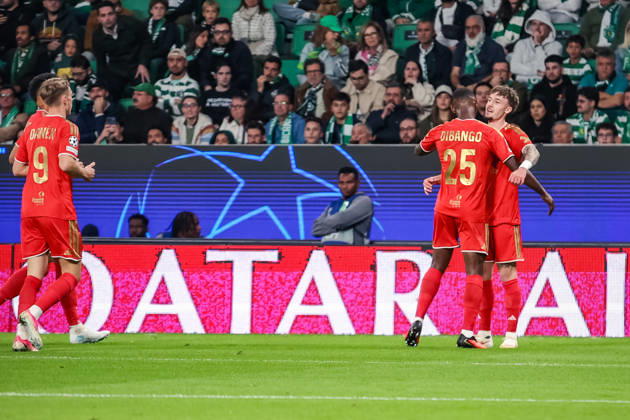 SOCCER - UEFA CL, Sporting vs LASK LISBON,PORTUGAL,21.OCT.26 - SOCCER - UEFA Champions League, Sporting Club de Portugal vs Linzer ASK. Image shows the rejoicing of Christoph Lang (LASK) and Yvan Dibango (LASK).  GEPAxpictures xManuelxBinder