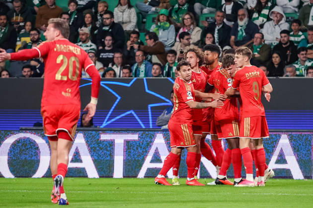 SOCCER - UEFA CL, Sporting vs LASK LISBON,PORTUGAL,21.OCT.26 - SOCCER - UEFA Champions League, Sporting Club de Portugal vs Linzer ASK. Image shows the rejoicing of the team LASK.  GEPAxpictures xManuelxBinder