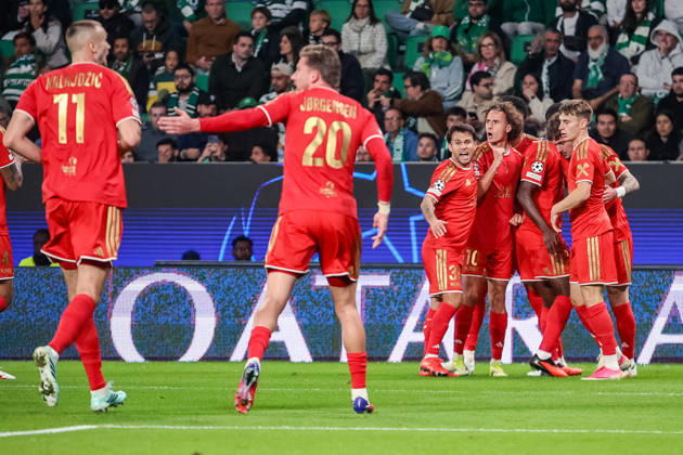 SOCCER - UEFA CL, Sporting vs LASK LISBON,PORTUGAL,21.OCT.26 - SOCCER - UEFA Champions League, Sporting Club de Portugal vs Linzer ASK. Image shows the rejoicing of the team LASK.  GEPAxpictures xManuelxBinder