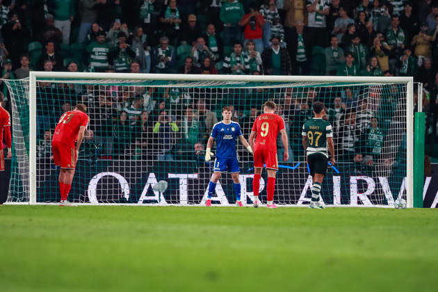 SOCCER - UEFA CL, Sporting vs LASK LISBON,PORTUGAL,21.OCT.26 - SOCCER - UEFA Champions League, Sporting Club de Portugal vs Linzer ASK. Image shows Lukas Jungwirth (LASK) and Luis Suarez (Sporting).  GEPAxpictures xManuelxBinder