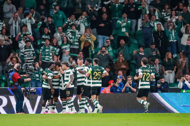 SOCCER - UEFA CL, Sporting vs LASK LISBON,PORTUGAL,21.OCT.26 - SOCCER - UEFA Champions League, Sporting Club de Portugal vs Linzer ASK. Image shows the rejoicing of the team Sporting.  GEPAxpictures xManuelxBinder