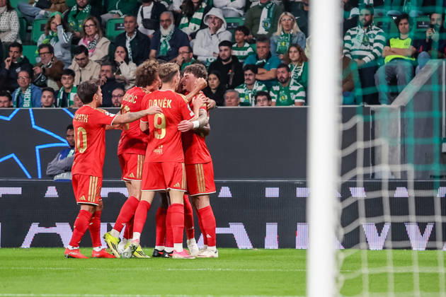 SOCCER - UEFA CL, Sporting vs LASK LISBON,PORTUGAL,21.OCT.26 - SOCCER - UEFA Champions League, Sporting Club de Portugal vs Linzer ASK. Image shows the rejoicing of the team LASK.  GEPAxpictures xManuelxBinder