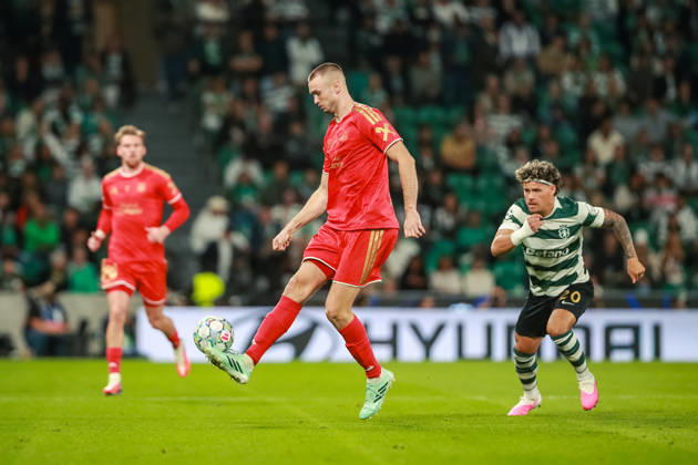 SOCCER - UEFA CL, Sporting vs LASK LISBON,PORTUGAL,21.OCT.26 - SOCCER - UEFA Champions League, Sporting Club de Portugal vs Linzer ASK. Image shows Sasa Kalajdzic (LASK) and Maxi Araujo (Sporting).  GEPAxpictures xManuelxBinder