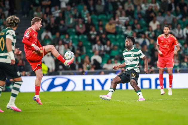 SOCCER - UEFA CL, Sporting vs LASK LISBON,PORTUGAL,21.OCT.26 - SOCCER - UEFA Champions League, Sporting Club de Portugal vs Linzer ASK. Image shows Kasper Jorgensen (LASK) and Nestroy Irankunda (Sporting).  GEPAxpictures xManuelxBinder