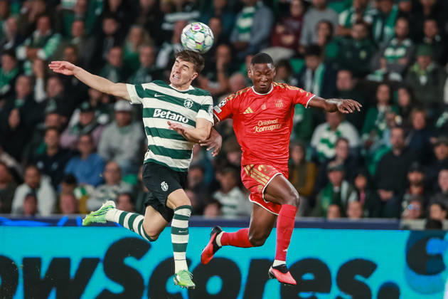 SOCCER - UEFA CL, Sporting vs LASK LISBON,PORTUGAL,21.OCT.26 - SOCCER - UEFA Champions League, Sporting Club de Portugal vs Linzer ASK. Image shows Ivan Fresneda (Sporting) and Yvan Dibango (LASK).  GEPAxpictures xManuelxBinder