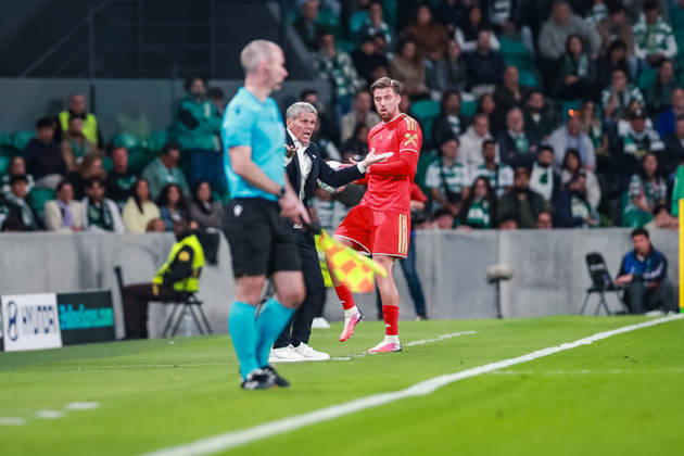 SOCCER - UEFA CL, Sporting vs LASK LISBON,PORTUGAL,21.OCT.26 - SOCCER - UEFA Champions League, Sporting Club de Portugal vs Linzer ASK. Image shows head coach Dietmar Kuehbauer (LASK).  GEPAxpictures xManuelxBinder