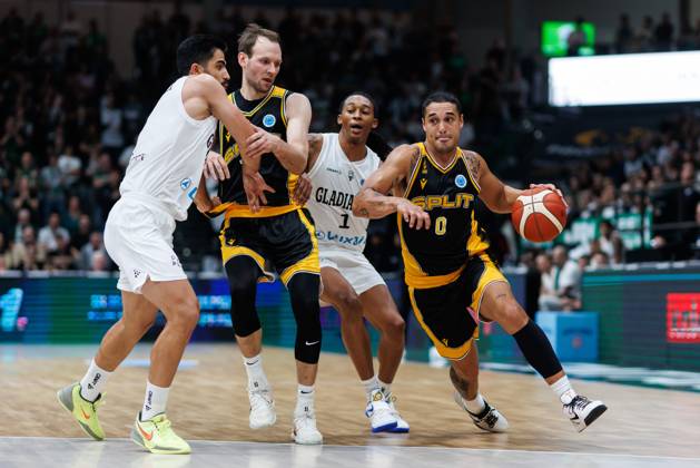 Nick Johnson (KK Croatia Split) und Mindaugas Kacinas (KK Croatia Split) im Zweikampf mit Behnam Yakhchali (Gladiators Trier) und Behnam Yakhchali (Gladiators Trier), Aktion Action Vet Concept Gladiators Trier vs KK Split, Basketball, FIBA Europe Cup, 3. Spieltag, Saison 2026 2027, 21.10.2026 Vet Concept Gladiators Trier vs KK Split, Basketball, FIBA Europe Cup, 3. Spieltag, Saison 2026 2027, 21.10.2026 Copyright: xEibnerxPressefotox EP_ANS