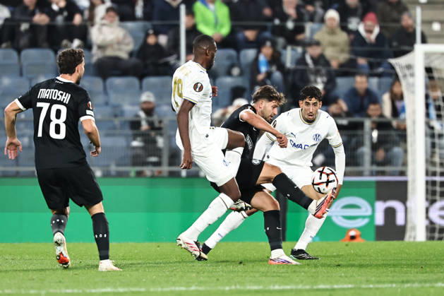 SOCCER - UEFA EL, Sturm vs Marseille GRAZ,AUSTRIA,22.OCT.26 - SOCCER - UEFA Europa League, SK Sturm Graz vs Olympique de Marseille. Image shows Geoffrey Kondogbia (Marseille) and Simon Seidl (Sturm).  GEPAxpictures xChrisxBauer