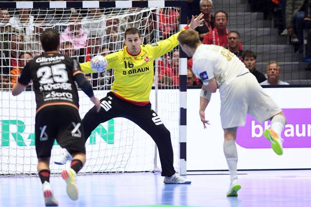 Frederik Friche Bjerre (Wisla Plock 66) beim Wurf scheitert an Nebojsa Simic (Torwart MT Melsungen 16), Olle Forsell Schefvert (MT Melsungen 25) (L) , GER, MT Melsungen - Orlen Wisla Plocks (POL), Handball, Champions League Maenner, Group Matches, Saison 2026 2027, 22.10.2026, GER, MT Melsungen - Orlen Wisla Plock, CL Maenner, Group Match, Saison 2026 2027, 22.10.2026 Kassel Copyright: xEibner-Pressefotox xRolandxSippelx EP_RSL