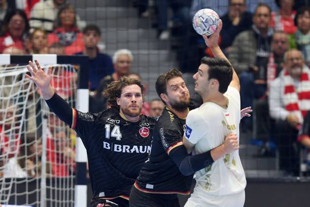 Gergoe Fazekas (Wisla Plock 24) (am Ball), Johannes Golla (MT Melsungen 14) und Olle Forsell Schefvert (MT Melsungen 25) in der Abwehr , GER, MT Melsungen - Orlen Wisla Plocks (POL), Handball, Champions League Maenner, Group Matches, Saison 2026 2027, 22.10.2026, GER, MT Melsungen - Orlen Wisla Plock, CL Maenner, Group Match, Saison 2026 2027, 22.10.2026 Kassel Copyright: xEibner-Pressefotox xRolandxSippelx EP_RSL