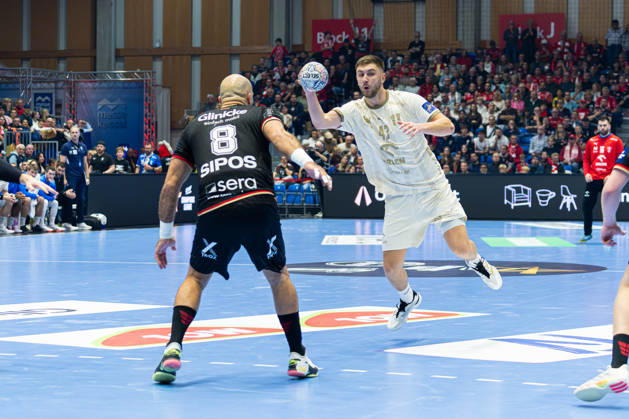 Kassel, Deutschland 22. Oktober 2026: EHF Champions League - 2026 2027 - Gruppenphase - Gruppe B - Sp. 5 - MT Melsungen gegen Orlen Wisla Plock Im Bild: v. li. im Zweikampf Adrian Sipos Adrian Sipos (MT) und Zoran IliÄ‡ Ilic (SPR) Rothenbach-Halle Hessen Copyright: xFotostandx xKruczynskix