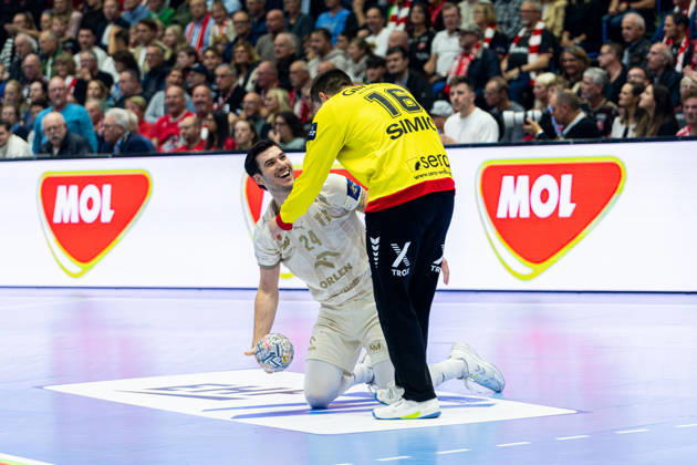 Kassel, Deutschland 22. Oktober 2026: EHF Champions League - 2026 2027 - Gruppenphase - Gruppe B - Sp. 5 - MT Melsungen gegen Orlen Wisla Plock Im Bild: v.li. GergÅ‘ Fazekas Gergo Fazekas (SPR) und Torhüter NebojÅ¡a SimiÄ‡ Nebojsa Simic (MT) gestikuliert auf dem Spielfeld. Rothenbach-Halle Hessen Copyright: xFotostandx xKruczynskix