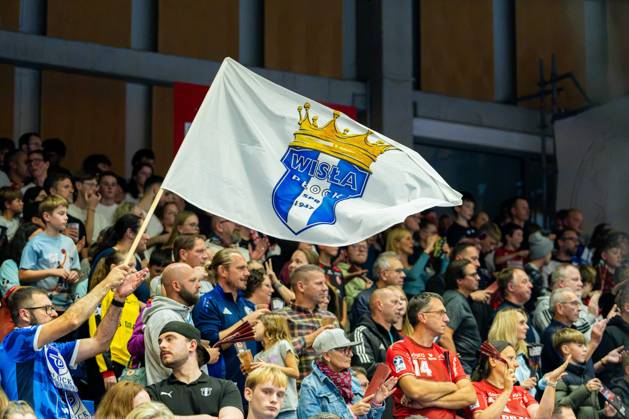 Kassel, Deutschland 22. Oktober 2026: EHF Champions League - 2026 2027 - Gruppenphase - Gruppe B - Sp. 5 - MT Melsungen gegen Orlen Wisla Plock Im Bild: Fans mit Fahne Rothenbach-Halle Hessen Copyright: xFotostandx xKruczynskix