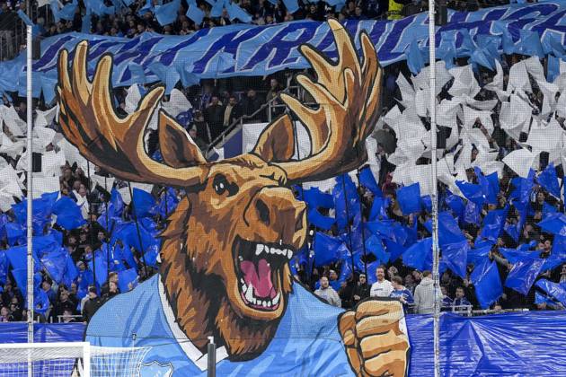 Die Fankurve der TSG 1899 Hoffenheim zeigt eine Choreo, Choreographie der Zuschauer, Fans, Ultras Publikum, Zuschauer, Stimmung, Atmosphäre, Stadion, 22.10.2026, Sinsheim (Deutschland), Fussball, UEFA Europa League, TSG 1899 Hoffenheim - Olympique Lyon, DFB DFL REGULATIONS PROHIBIT ANY USE OF PHOTOGRAPHS AS IMAGE SEQUENCES AND OR QUASI-VIDEO.