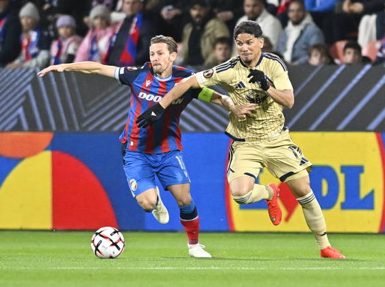 Fotball UEFA Europa League 3rd round match: Viktoria Plzen vs Levski Sofia in Pilsen, Czech Republic, October 22, 2026. From left Patrik Hrosovsky of Viktoria, Everton Bala of Levski. (CTKxPhoto MiroslavxChaloupka) CTKPhotoP2026102209378  CTKPhotoP2026102209378