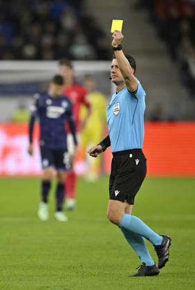 Schiedsrichter Referee Umut Meler (TUR) zeigt Mats Rots TSG 1899 Hoffenheim (39) (nicht im Bild) gelbe Karte gelb Verwarnung TSG 1899 Hoffenheim vs Olympique Lyon 22.10.2026 DFL REGULATIONS PROHIBIT ANY USE OF PHOTOGRAPHS AS IMAGE SEQUENCES AND OR QUASI-VIDEO TSG 1899 Hoffenheim vs Olympique Lyon