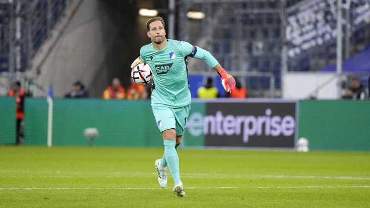 Oliver Baumann (Torwart, Hoffenheim, 1, Kapitän), am Ball, Freisteller, Ganzkörper, Einzelbild, Einzelfoto, Aktion, Action, 22.10.2026, Sinsheim (Deutschland), Fussball, UEFA Europa League, TSG 1899 Hoffenheim - Olympique Lyon, DFB DFL REGULATIONS PROHIBIT ANY USE OF PHOTOGRAPHS AS IMAGE SEQUENCES AND OR QUASI-VIDEO.
