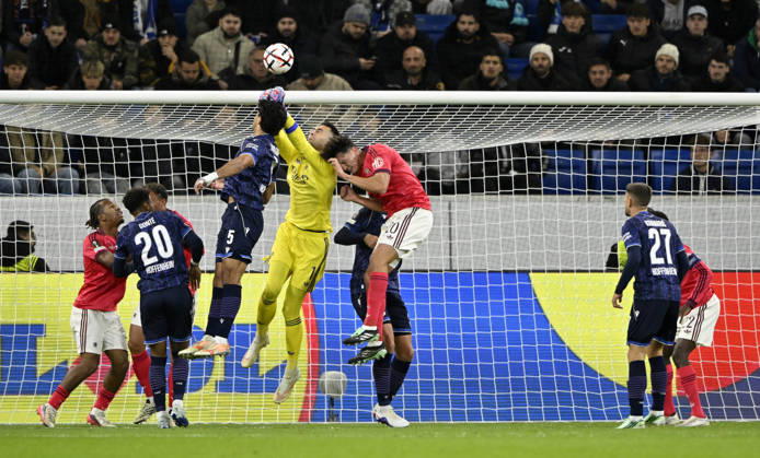 Strafraumszene, Torraumszene Torwart Dominik Greif Olympique Lyon (01) Aktion wird verletzt Verletzung beim Kopfballduell Zweikampf Aktion Felix Bacher Olympique Lyon (20) Ozan Kabak TSG 1899 Hoffenheim (05) TSG 1899 Hoffenheim vs Olympique Lyon 22.10.2026 DFL REGULATIONS PROHIBIT ANY USE OF PHOTOGRAPHS AS IMAGE SEQUENCES AND OR QUASI-VIDEO TSG 1899 Hoffenheim vs Olympique Lyon