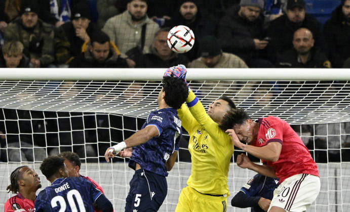 Strafraumszene, Torraumszene Torwart Dominik Greif Olympique Lyon (01) Aktion wird verletzt Verletzung beim Kopfballduell Zweikampf Aktion Felix Bacher Olympique Lyon (20) Ozan Kabak TSG 1899 Hoffenheim (05) TSG 1899 Hoffenheim vs Olympique Lyon 22.10.2026 DFL REGULATIONS PROHIBIT ANY USE OF PHOTOGRAPHS AS IMAGE SEQUENCES AND OR QUASI-VIDEO TSG 1899 Hoffenheim vs Olympique Lyon