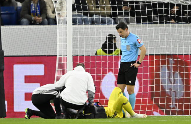 nach Strafraumszene, Torraumszene Torwart Dominik Greif Olympique Lyon (01) Aktion wird verletzt Verletzung beim Kopfballduell Zweikampf Aktion Felix Bacher Olympique Lyon (20) Ozan Kabak TSG 1899 Hoffenheim (05) (nicht im Bild) Schiedsrichter Referee Umut Meler (TUR) TSG 1899 Hoffenheim vs Olympique Lyon 22.10.2026 DFL REGULATIONS PROHIBIT ANY USE OF PHOTOGRAPHS AS IMAGE SEQUENCES AND OR QUASI-VIDEO TSG 1899 Hoffenheim vs Olympique Lyon