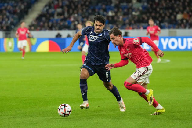 UEFA Europa League: TSG Hoffenheim vs Olympique Lyon, 22.10.2026 Zweikampf um den Ball zwischen Ozan Kabak (TSG Hoffenheim, 5) und RÃ mi Himbert (Olympique Lyon, 45) UEFA Europa League: TSG Hoffenheim vs Olympique Lyon, Rhein-Neckar-Arena, 22.10.2026 Copyright: xBEAUTIFULxSPORTS Boscox