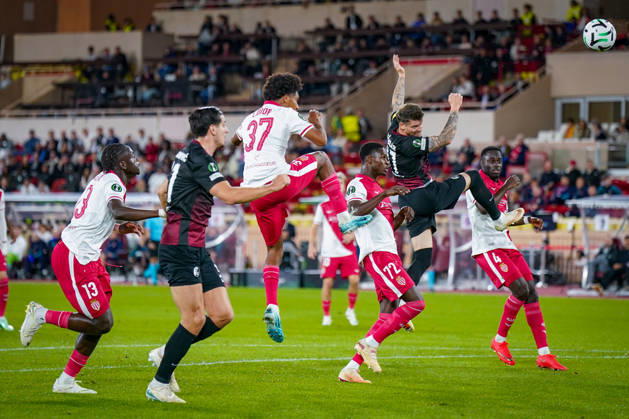 Fussball UEFA Conference League 2026 - 2027, 2. Spieltag - AS Monaco vs SC Freiburg - Stadion Louis II (Monaco): Lukas Kübler (SC Freiburg, 17) Sadibou Sane (AS Monaco, 72) Edan Diop (AS Monaco, 37) Igor Matanovic (SC Freiburg, 31) Jordan Teze (AS Monaco, 4) Christian Mawissa (AS Monaco, 13) Copyright: xJOERANxSTEINSIEKx