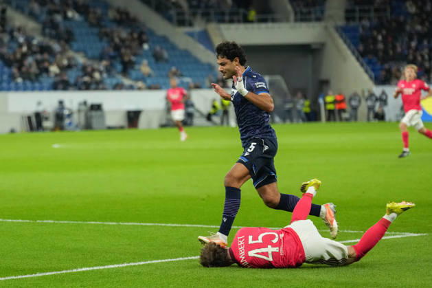 UEFA Europa League: TSG Hoffenheim vs Olympique Lyon, 22.10.2026 Zweikampf um den Ball zwischen Ozan Kabak (TSG Hoffenheim, 5) und RÃ mi Himbert (Olympique Lyon, 45) UEFA Europa League: TSG Hoffenheim vs Olympique Lyon, Rhein-Neckar-Arena, 22.10.2026 Copyright: xBEAUTIFULxSPORTS Boscox
