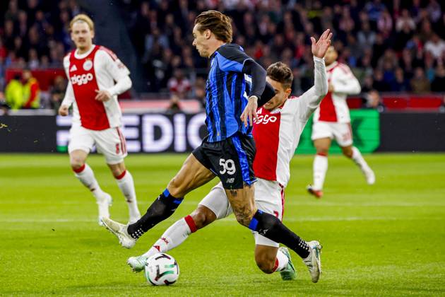 AMSTERDAM - Nicola Zalewski of Atalanta BC battles for possession with Lucas Rosa of AFC Ajax during the UEFA Conference League match between AFC Ajax and Atalanta BC at the Johan Cruijff ArenA on 22 October 2026 in Amsterdam, the Netherlands. WART BRINKERHOF ANP Conference League 2026 27 xVIxANPxSportx xMarcelxterxBalsxIVx 573295260 originalFilename: 573295260.jpg