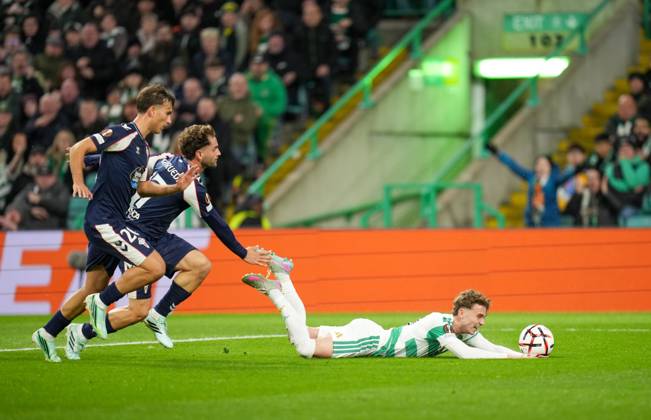 Callum Osmand of Celtic goes to ground under pressure from Sebastian Caceres & Javier Rueda of Celta Vigo Celtic v Celta Vigo, UEFA Europa League, Football, Celtic Park, Glasgow, Scotland, UK - 22 Oct 2026Glasgow Celtic Park Scotland United Kingdom  Copyright: xStuartxWallace Shutterstockx 17230137bc