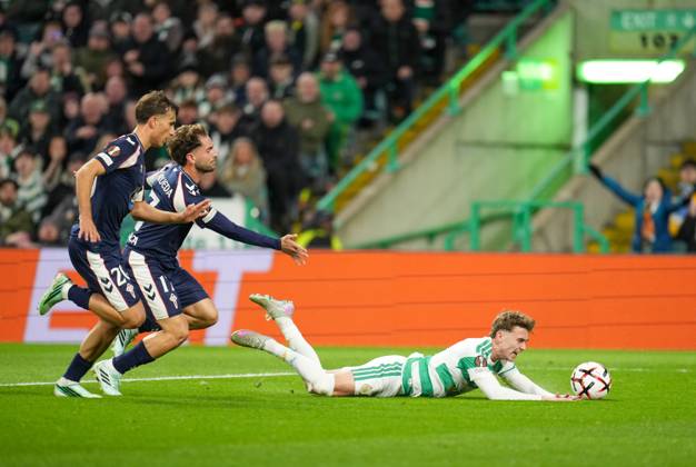 Callum Osmand of Celtic goes to ground under pressure from Sebastian Caceres & Javier Rueda of Celta Vigo Celtic v Celta Vigo, UEFA Europa League, Football, Celtic Park, Glasgow, Scotland, UK - 22 Oct 2026Glasgow Celtic Park Scotland United Kingdom  Copyright: xStuartxWallace Shutterstockx 17230137bb