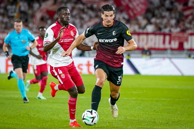 Fussball UEFA Conference League 2026 - 2027, 2. Spieltag - AS Monaco vs SC Freiburg - Stadion Louis II (Monaco): Igor Matanovic (SC Freiburg, 31) am Ball mit Jordan Teze (AS Monaco, 4) Copyright: xJOERANxSTEINSIEKx