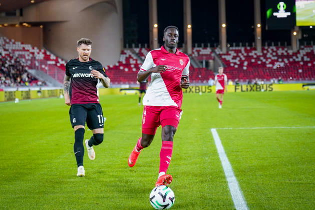 Fussball UEFA Conference League 2026 - 2027, 2. Spieltag - AS Monaco vs SC Freiburg - Stadion Louis II (Monaco): Jordan Teze (AS Monaco, 4) Lukas Kübler (SC Freiburg, 17) Copyright: xJOERANxSTEINSIEKx